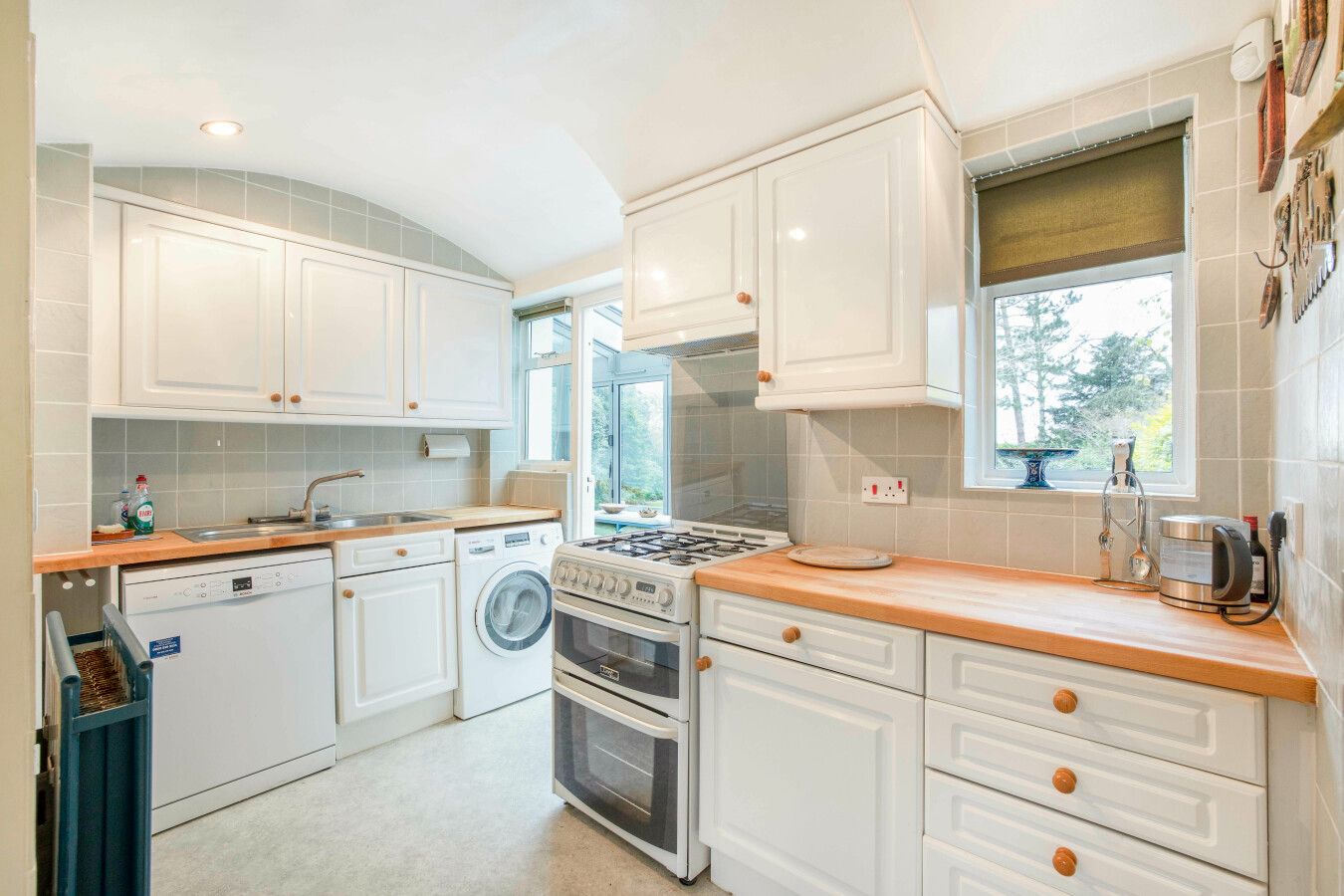 3 bedroom semi-detached house Sale Agreed in North Mymms - Photograph 3