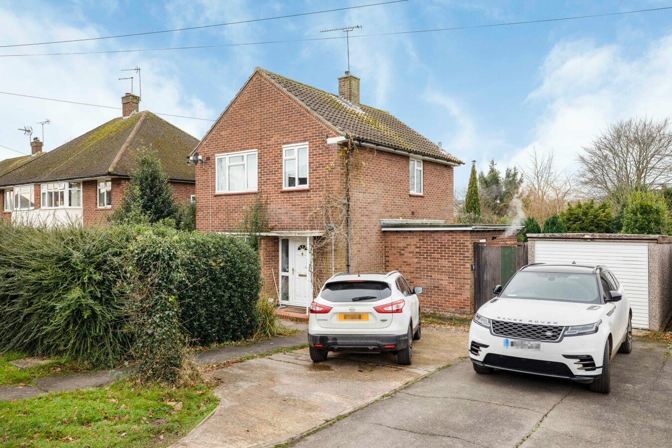 3 bedroom detached house For Sale in Brookmans Park - Photograph 1