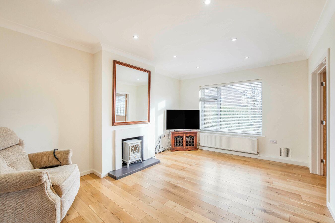 2 bedroom semi-detached bungalow For Sale in North Mymms - Photograph 4