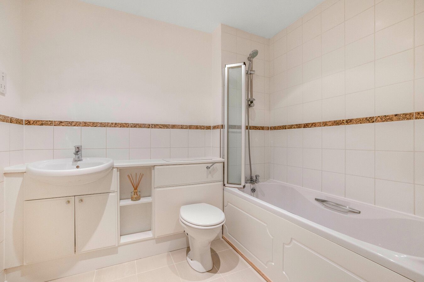 2 bedroom flat flat/apartment For Sale in Barnet - Photograph 15