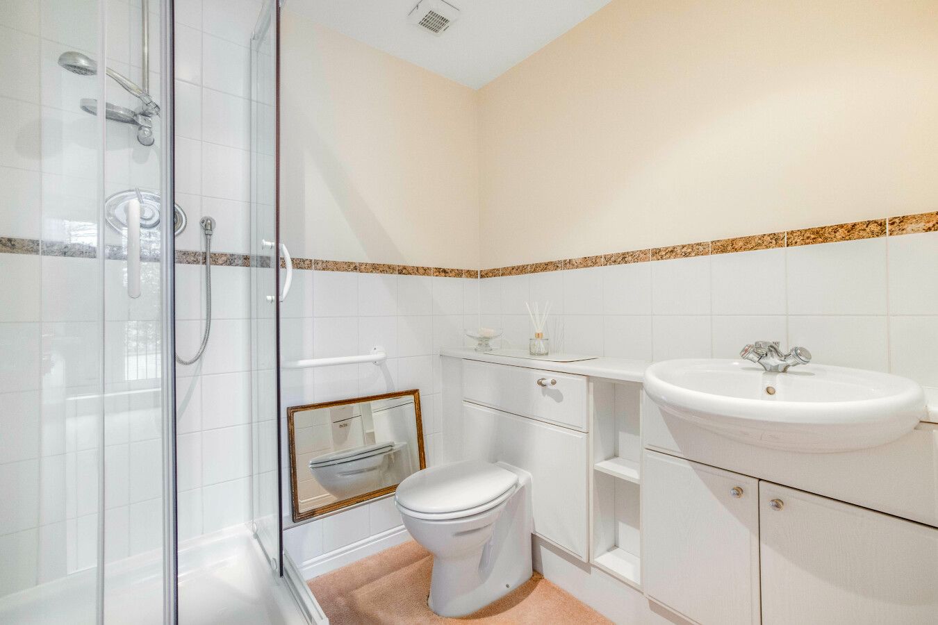 2 bedroom flat flat/apartment For Sale in Barnet - Photograph 12