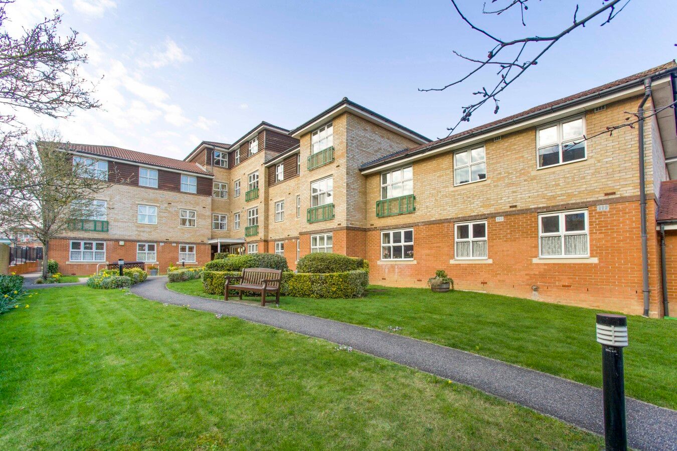 2 bedroom apartment flat/apartment SSTC in Potters Bar - Photograph 1