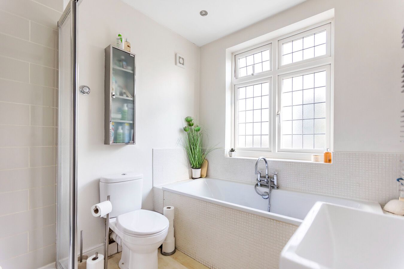 3 bedroom semi-detached house SSTC in Potters Bar - Photograph 16