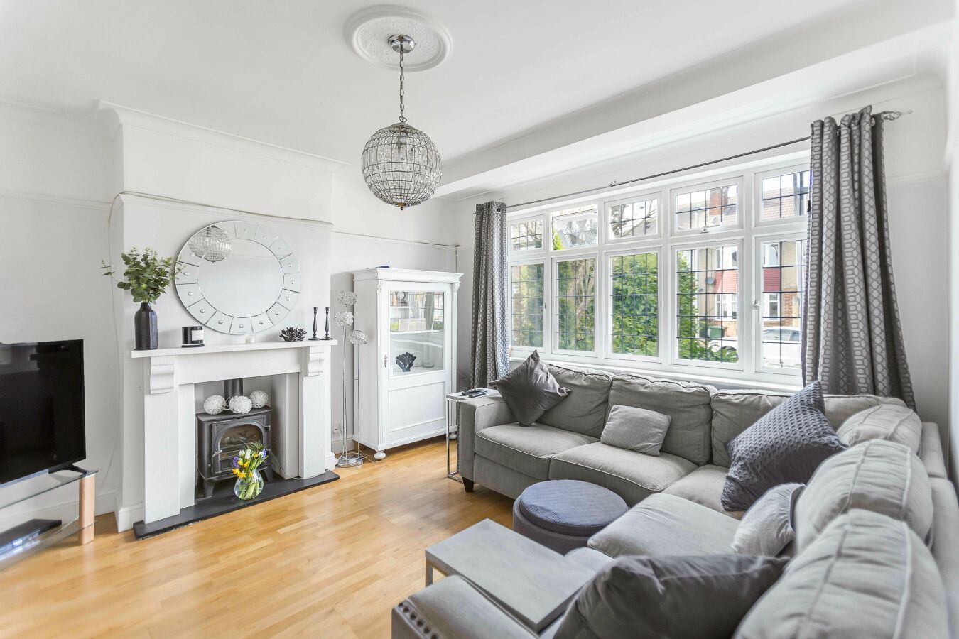 3 bedroom semi-detached house SSTC in Potters Bar - Photograph 3