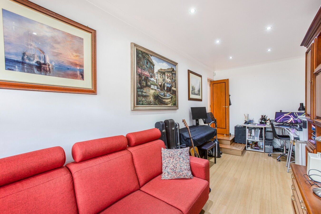 5 bedroom detached house For Sale in Potters Bar - Photograph 7