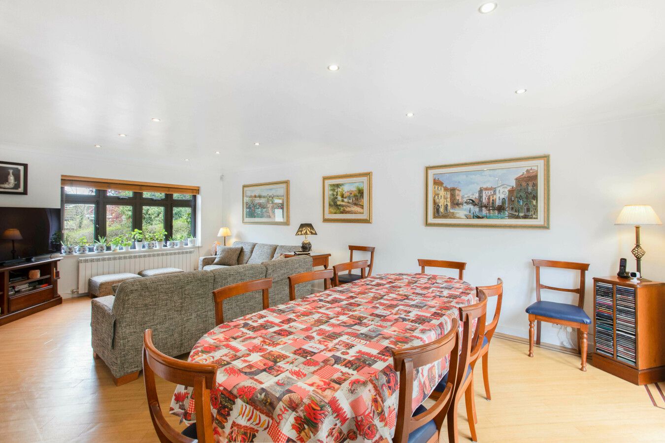 5 bedroom detached house For Sale in Potters Bar - Photograph 23
