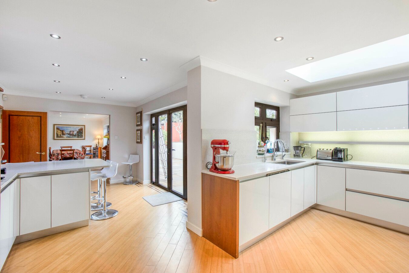 5 bedroom detached house For Sale in Potters Bar - Photograph 20
