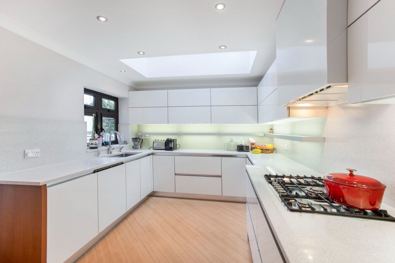5 bedroom detached house For Sale in Potters Bar - Photograph 18