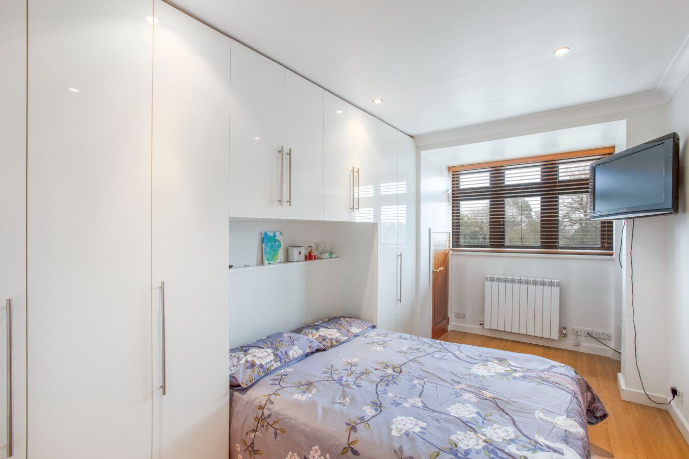 5 bedroom detached house For Sale in Potters Bar - Photograph 3