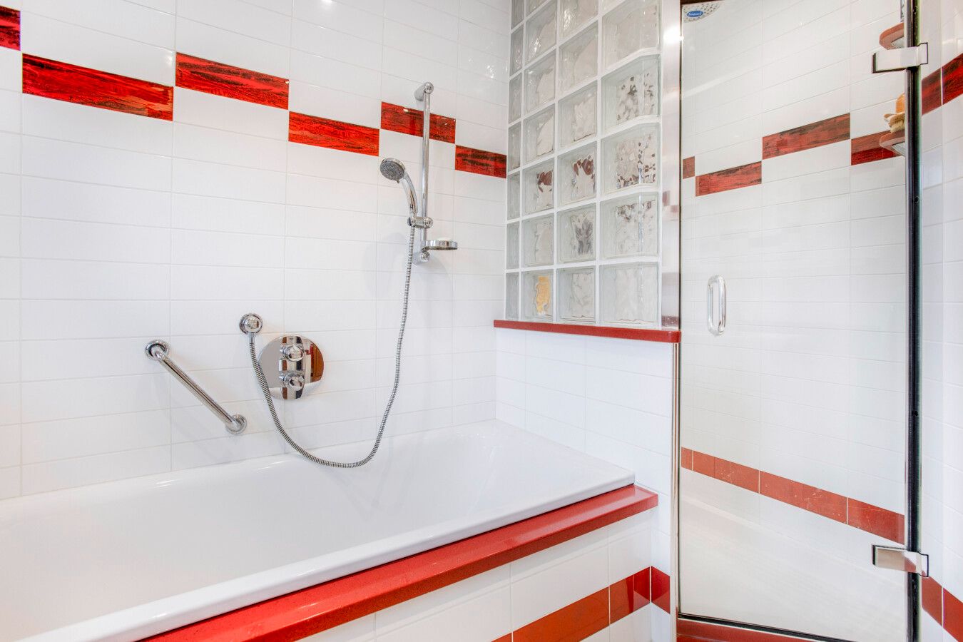 5 bedroom detached house For Sale in Potters Bar - Photograph 25