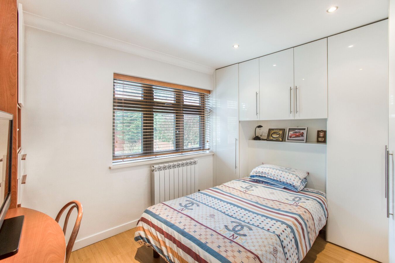 5 bedroom detached house For Sale in Potters Bar - Photograph 4
