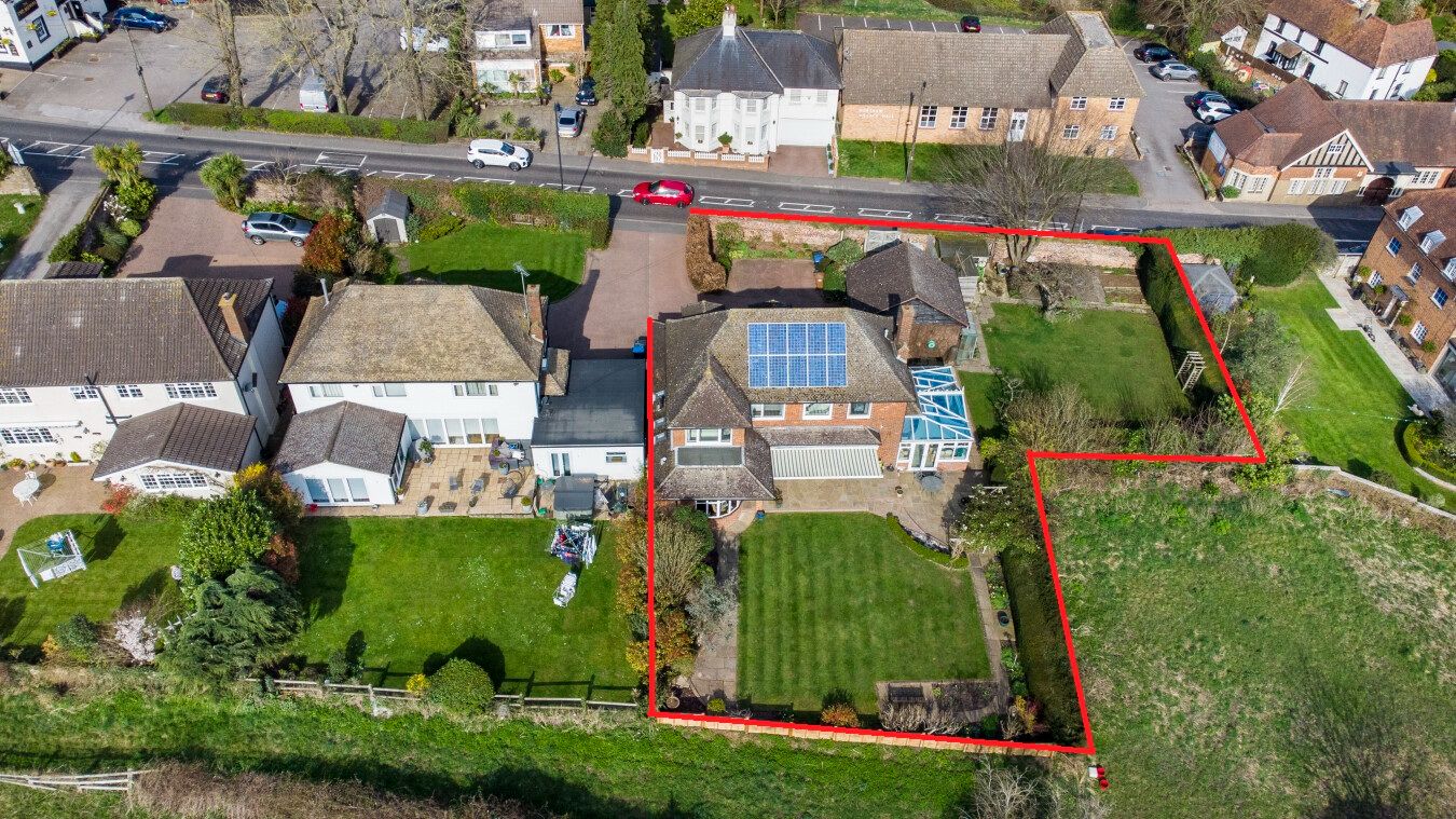 4 bedroom detached house Sale Agreed in Northaw - Photograph 39