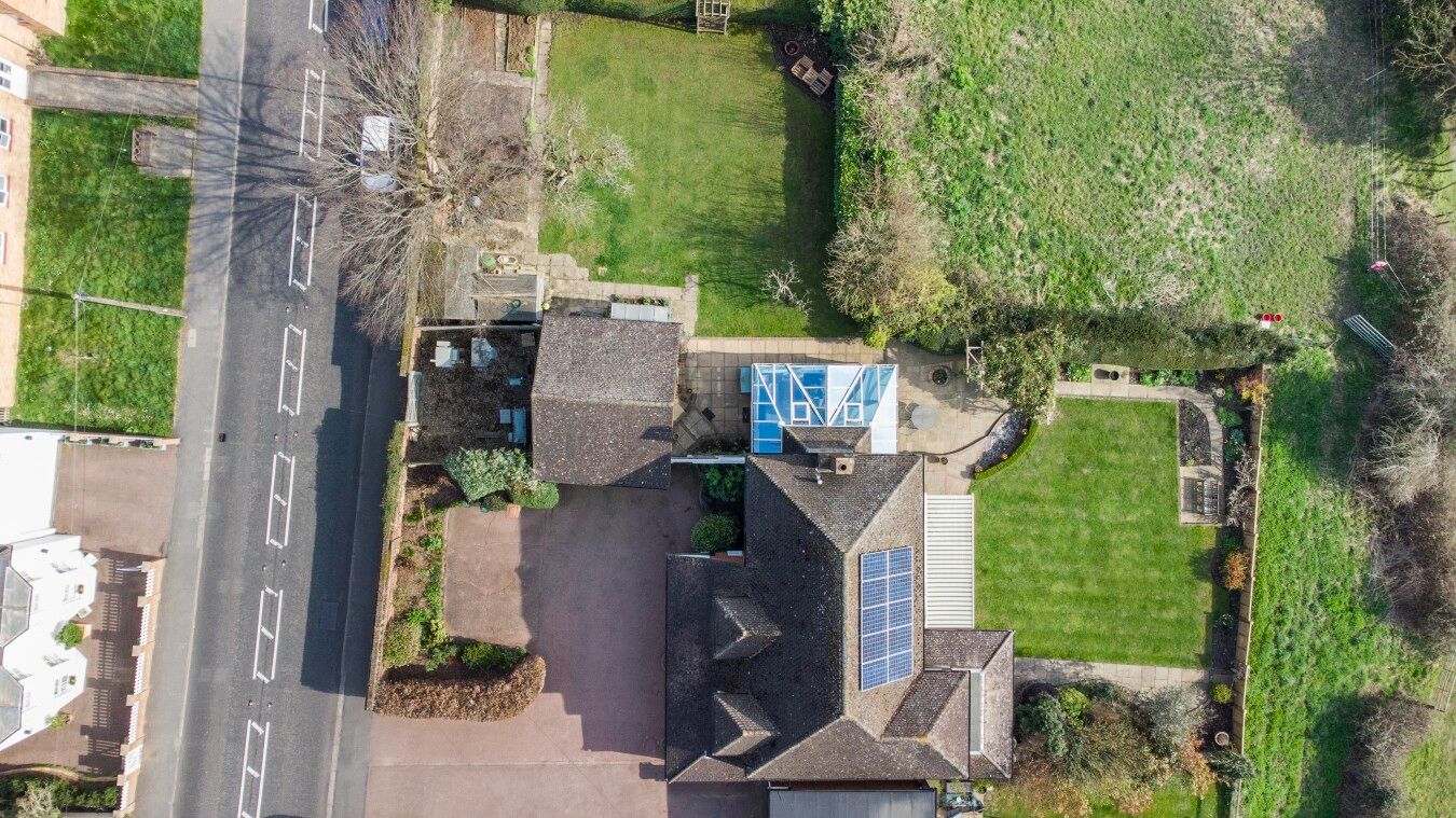 4 bedroom detached house Sale Agreed in Northaw - Photograph 3