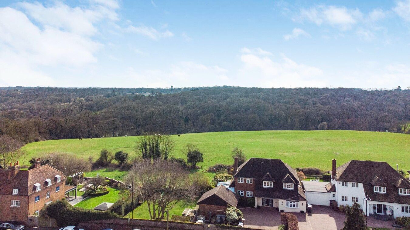 4 bedroom detached house Sale Agreed in Northaw - Photograph 5