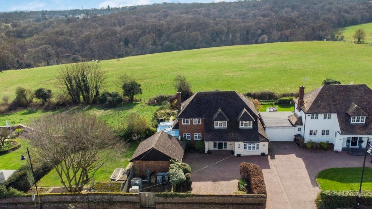 4 bedroom detached house Sale Agreed in Northaw - Photograph 1