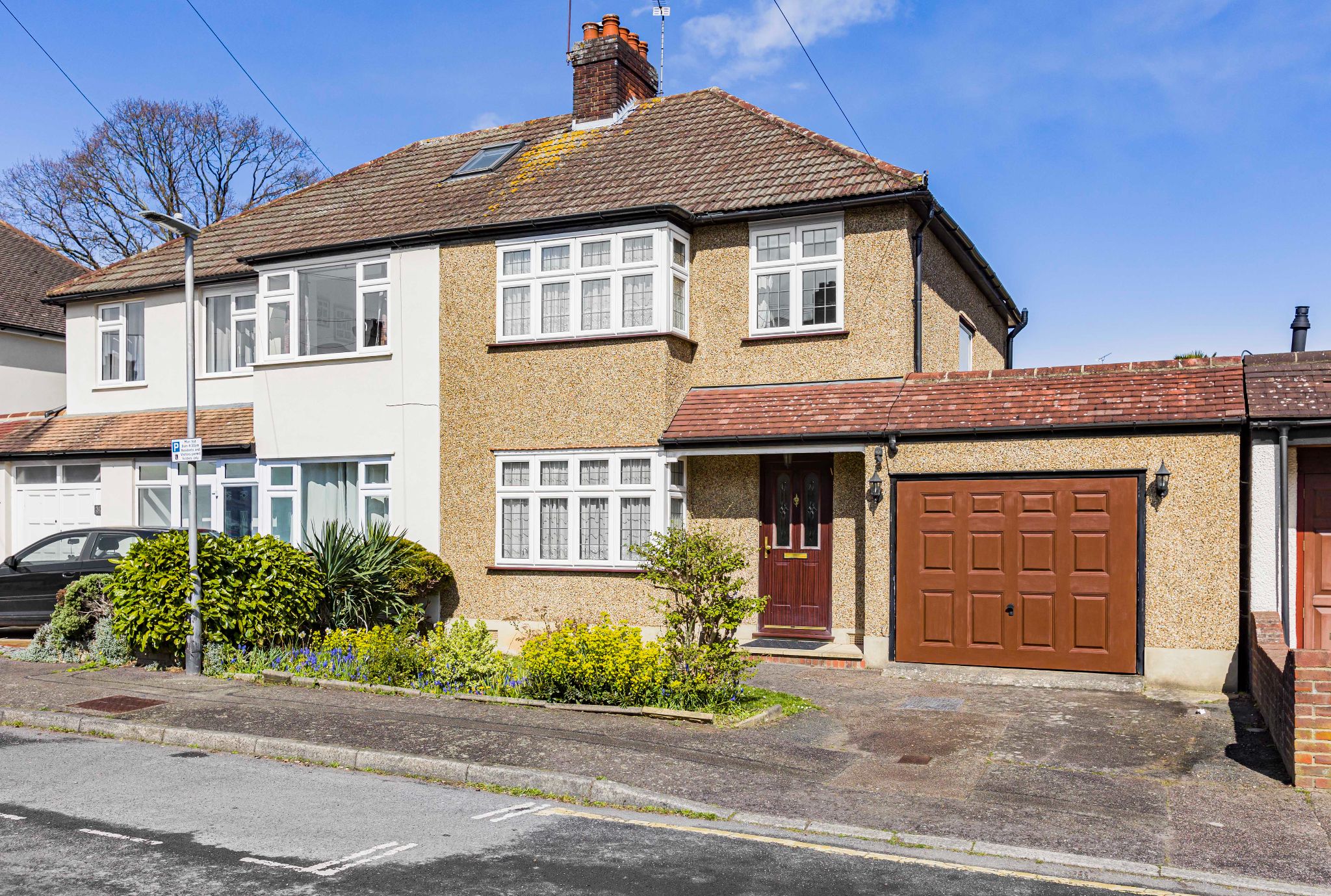 3 bedroom semi-detached house Sale Agreed in Potters Bar - Photograph 1