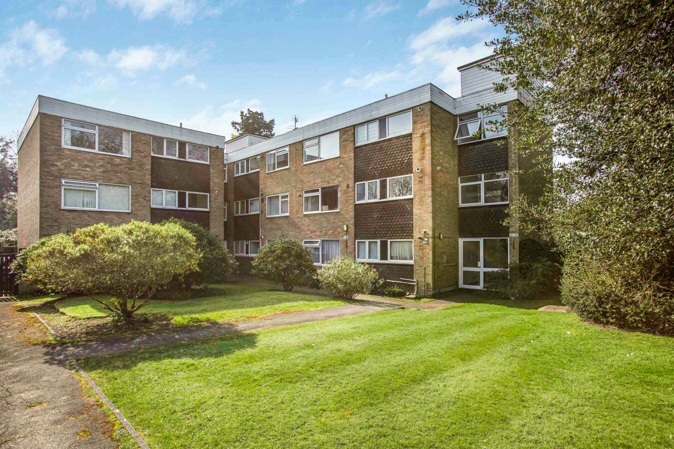 2 bedroom apartment flat/apartment SSTC in Potters Bar - Photograph 1