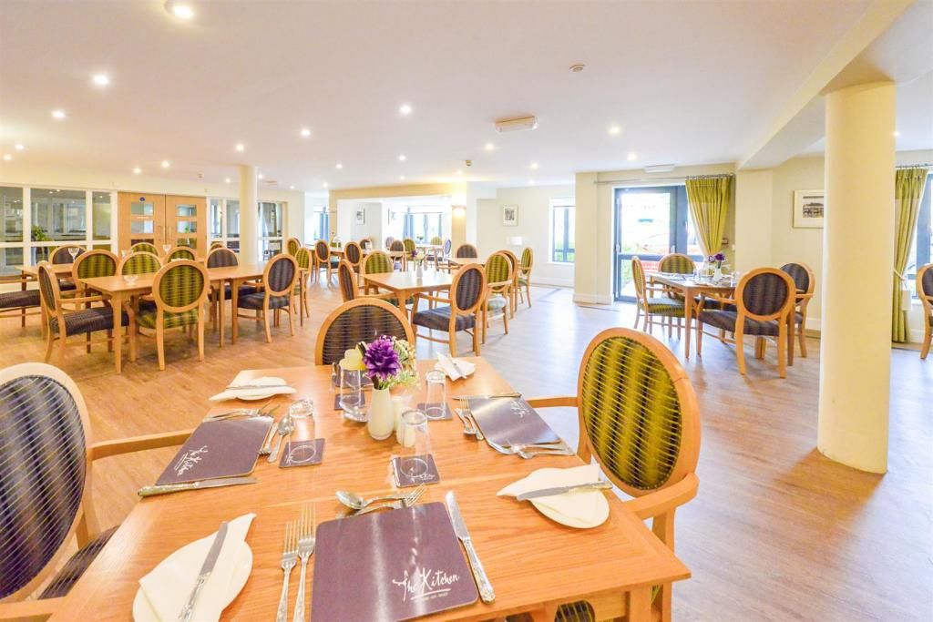 2 bedroom ground floor flat/apartment For Sale in Potters Bar - Photograph 12