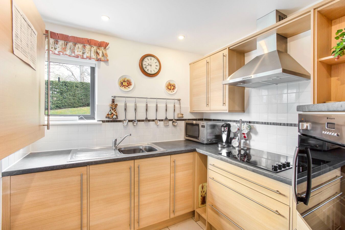 2 bedroom ground floor flat/apartment For Sale in Potters Bar - Photograph 6