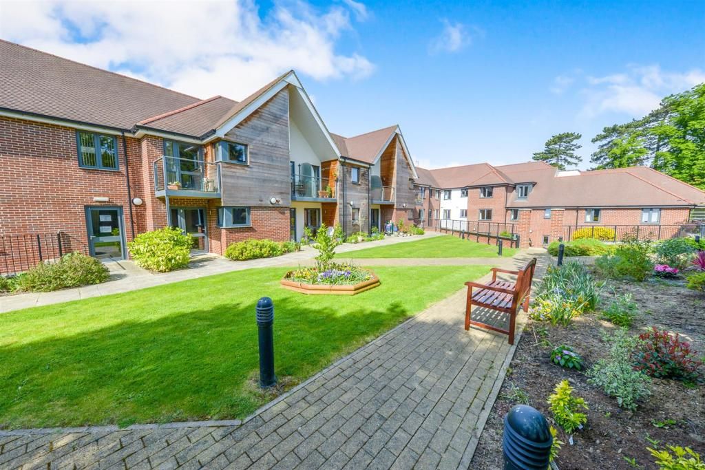 2 bedroom ground floor flat/apartment For Sale in Potters Bar - Photograph 17