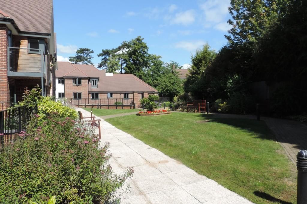 2 bedroom ground floor flat/apartment For Sale in Potters Bar - Photograph 20