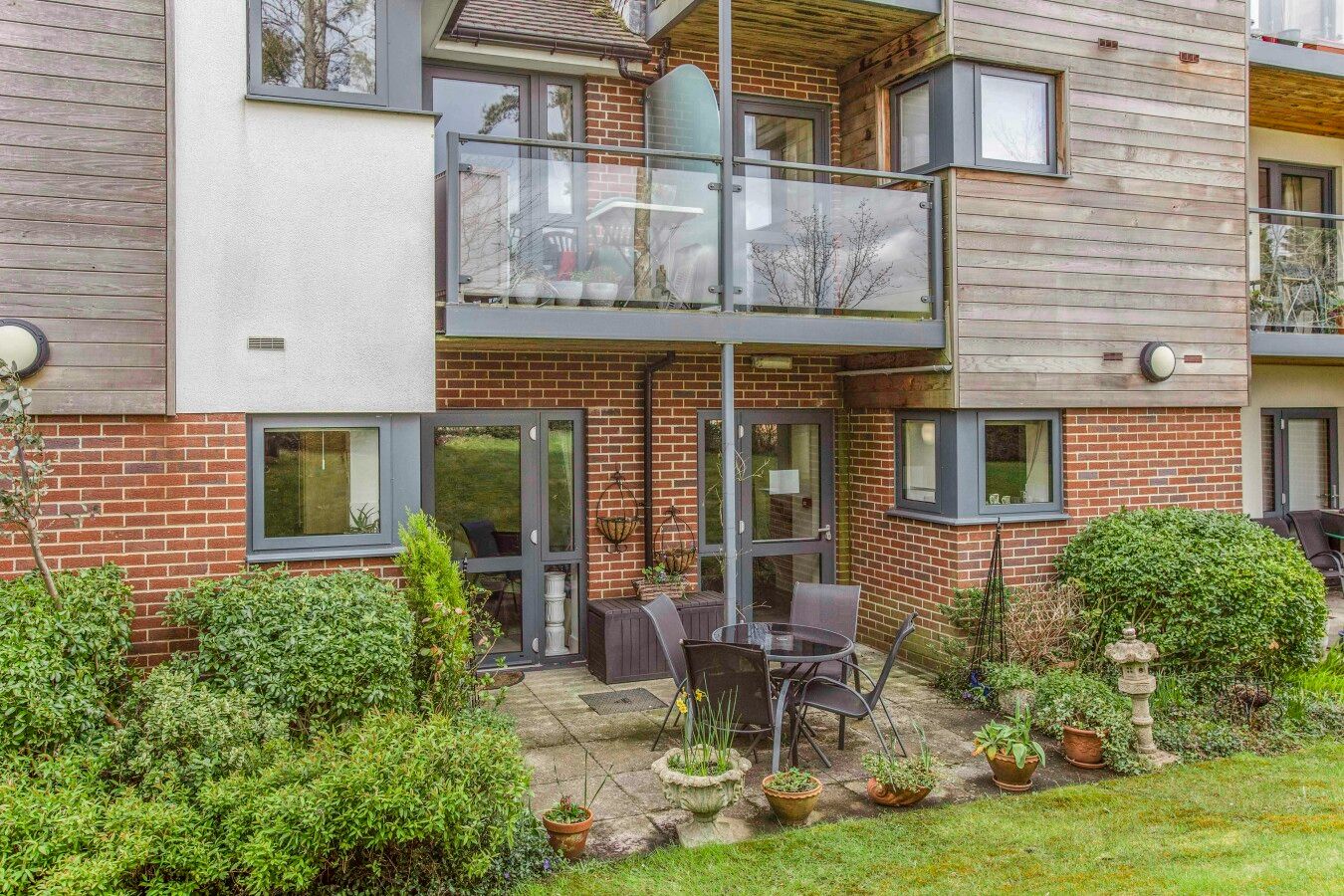 2 bedroom ground floor flat/apartment For Sale in Potters Bar - Photograph 2