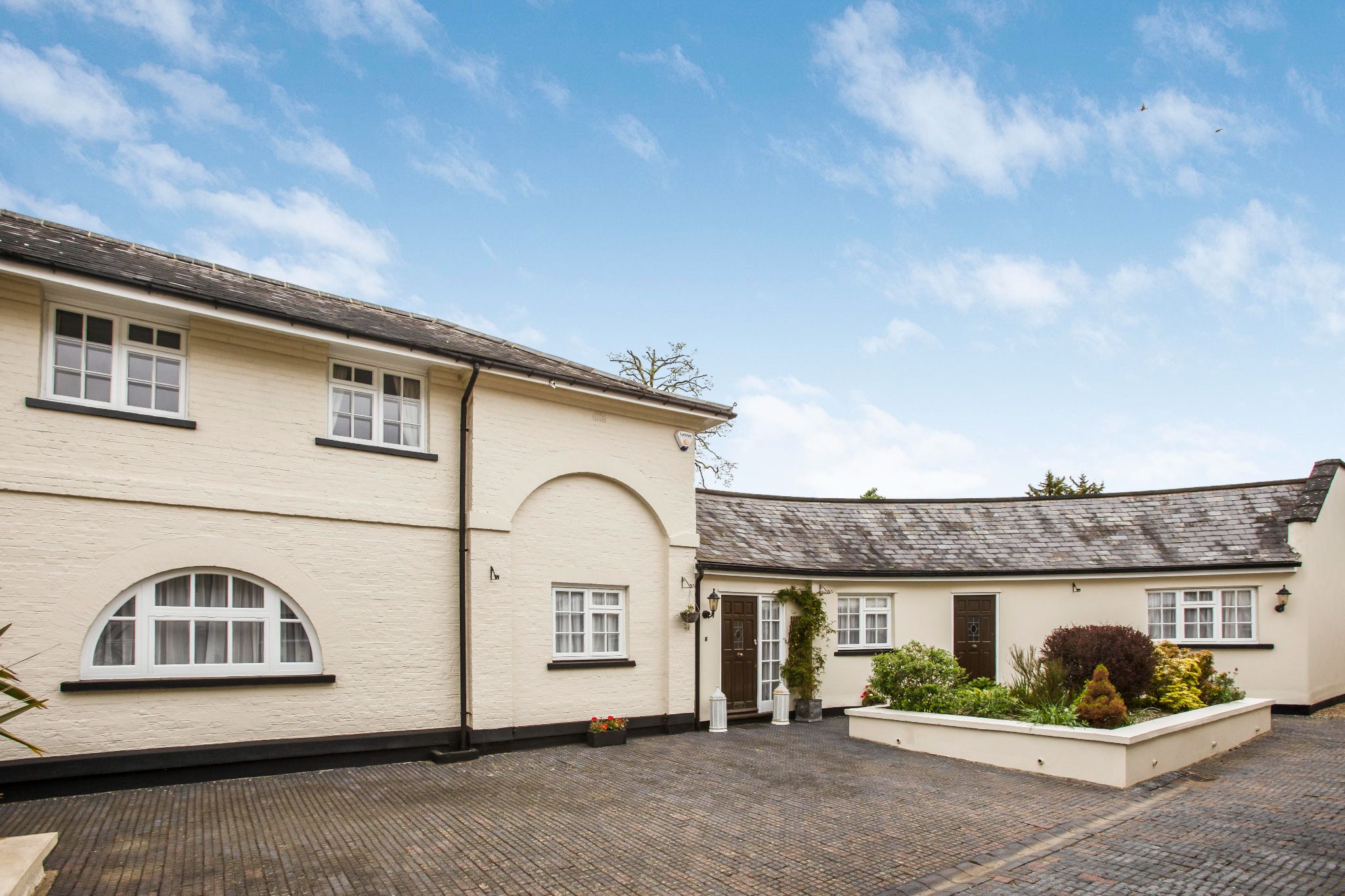 4 bedroom mews house For Sale in Hertford - Photograph 1