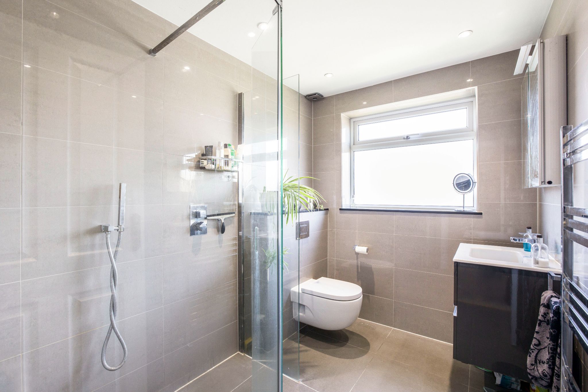 4 bedroom detached house Sale Agreed in Potters Bar - Photograph 2