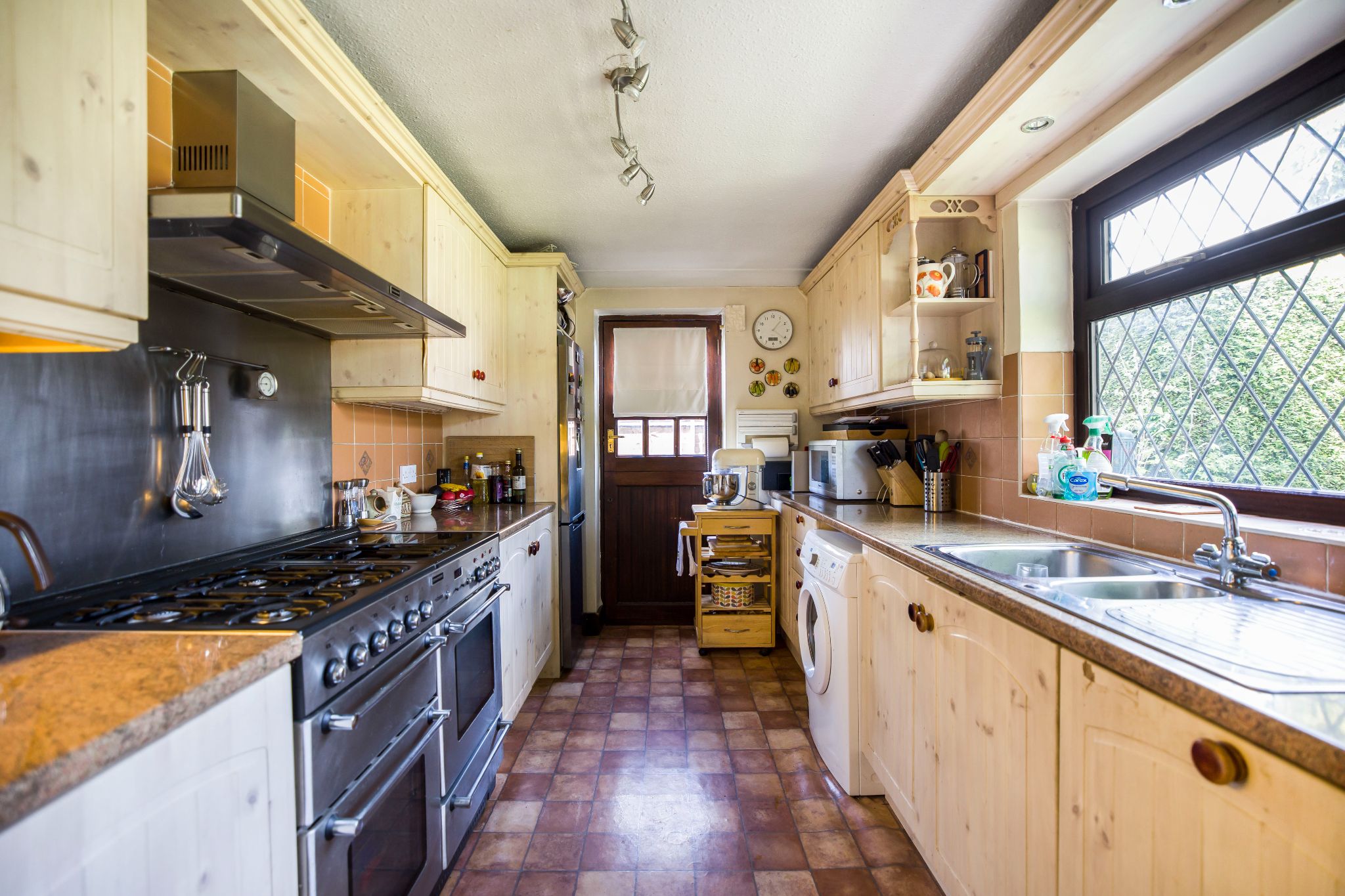 4 bedroom detached house Sale Agreed in Potters Bar - Photograph 15