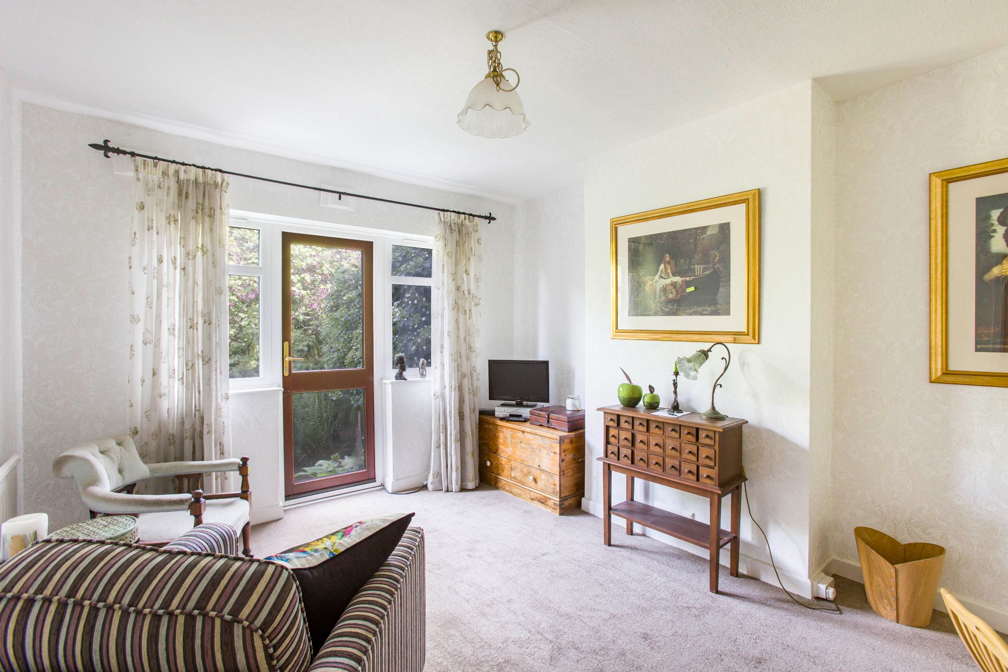 3 bedroom semi-detached house Sale Agreed in Potters Bar - Photograph 2