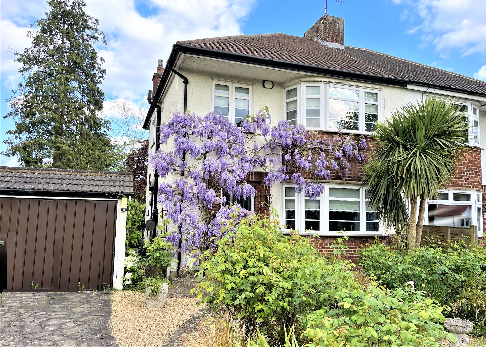 3 bedroom semi-detached house Sale Agreed in Potters Bar - Photograph 1