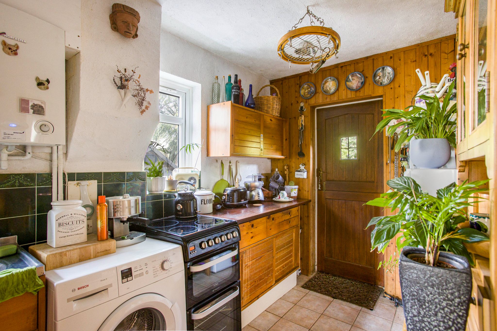 3 bedroom semi-detached house Sale Agreed in Potters Bar - Photograph 3