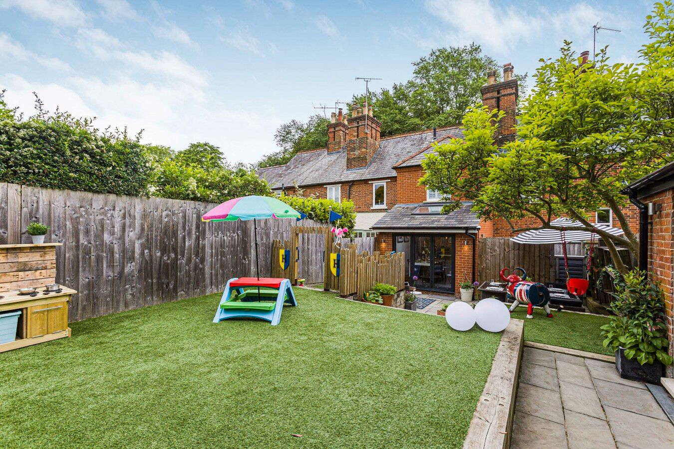 3 bedroom mid terraced house Sale Agreed in Potters Bar - Photograph 17