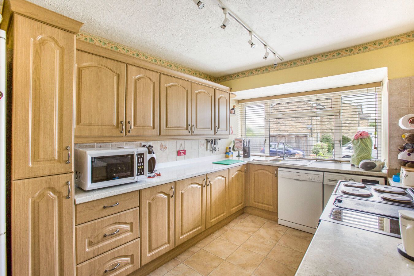 3 bedroom semi-detached house SSTC in Potters Bar - Photograph 3