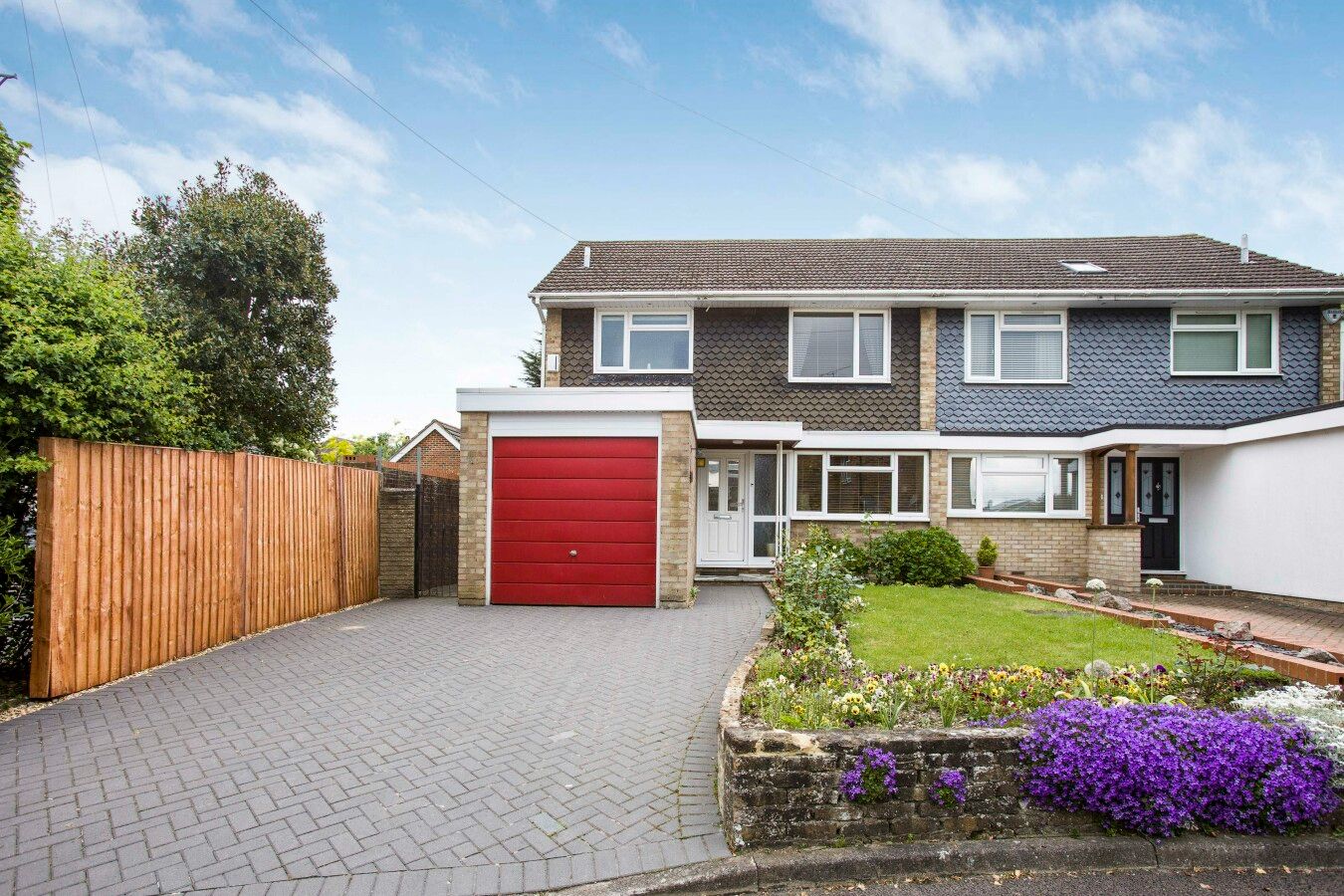 3 bedroom semi-detached house Sale Agreed in Potters Bar - Photograph 1
