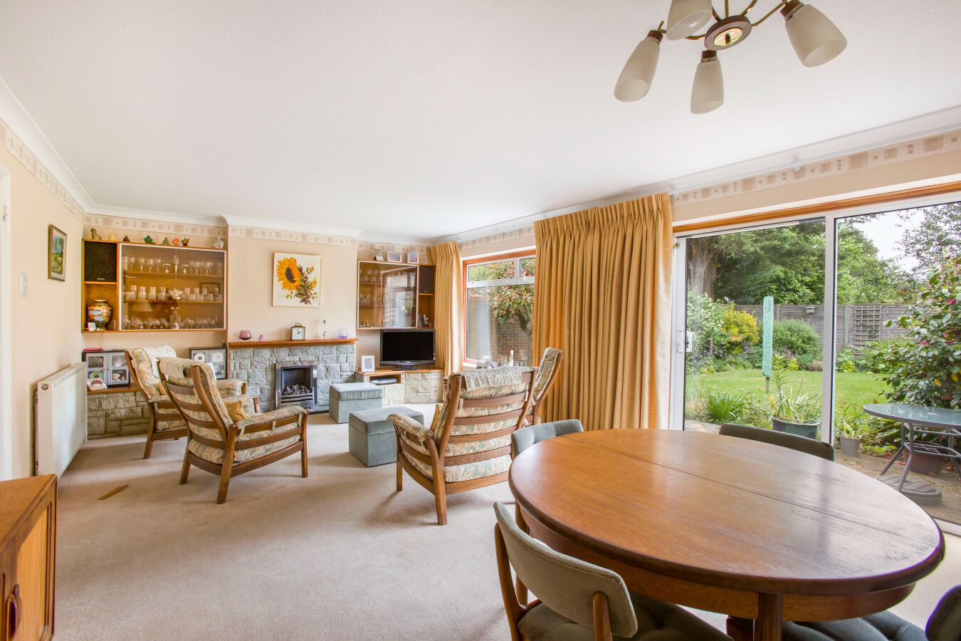 3 bedroom semi-detached house SSTC in Potters Bar - Photograph 4