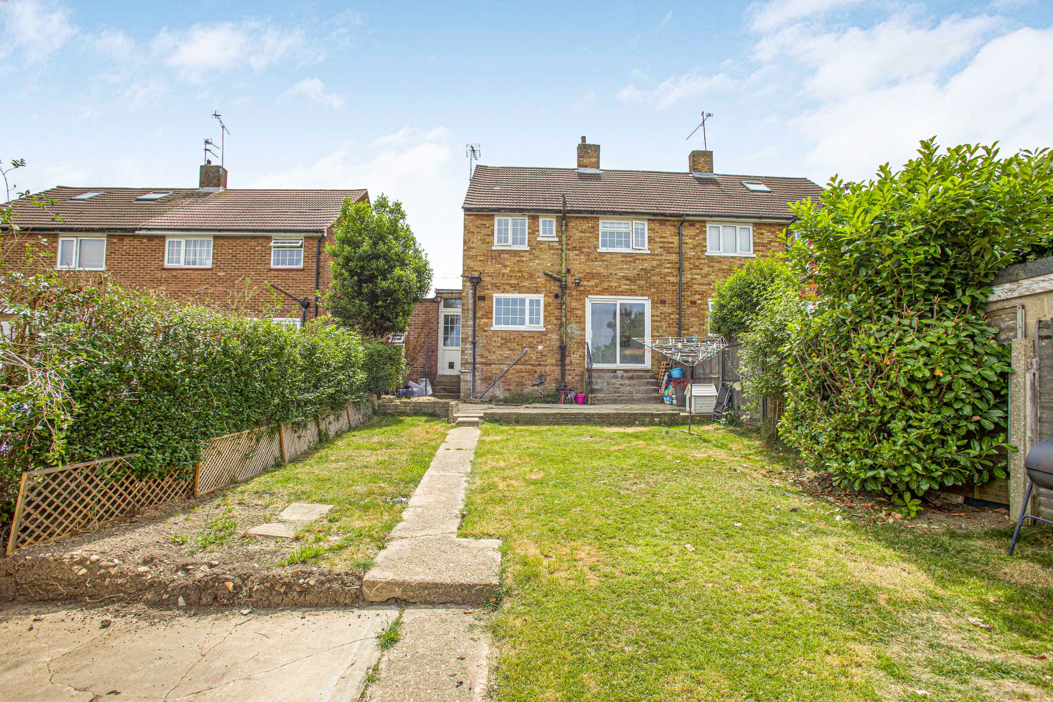 3 bedroom semi-detached house For Sale in Potters Bar - Photograph 3