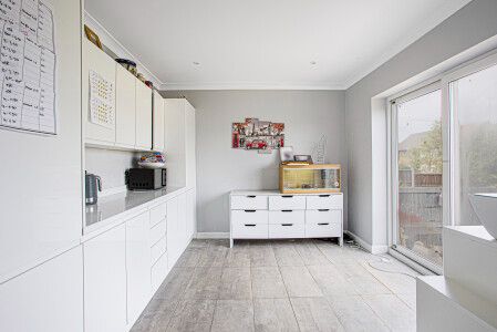 3 bedroom semi-detached house For Sale in Potters Bar - Photograph 1