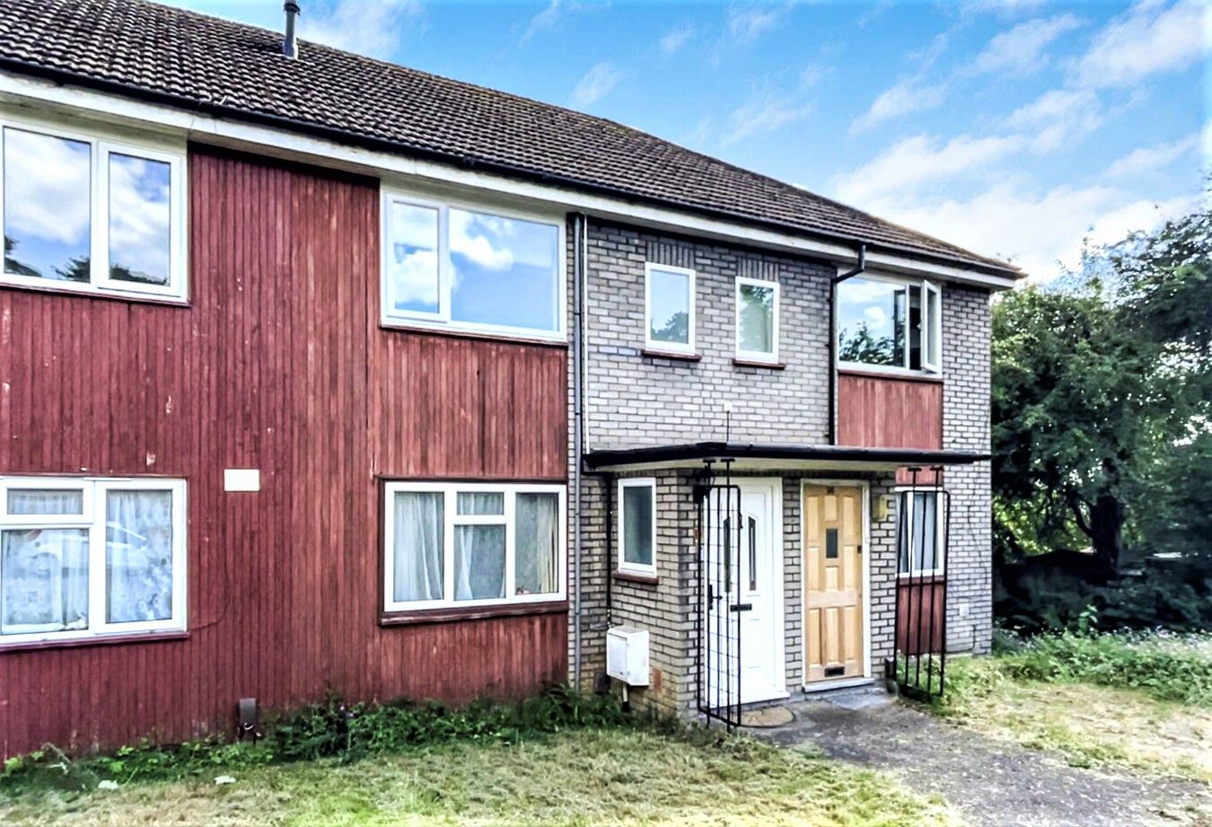 2 bedroom maisonette flat/apartment For Sale in Potters Bar - Photograph 1