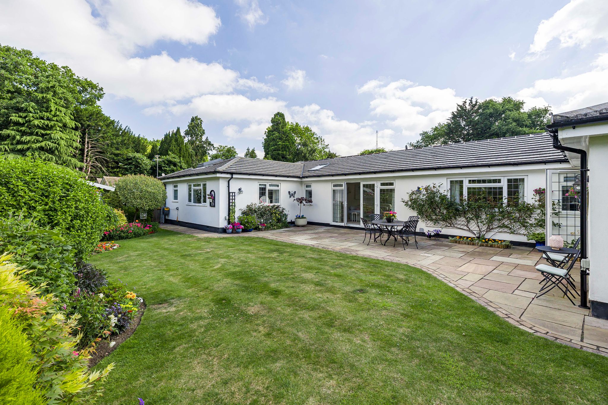 3 bedroom detached bungalow Sale Agreed in Brookmans Park - Photograph 10