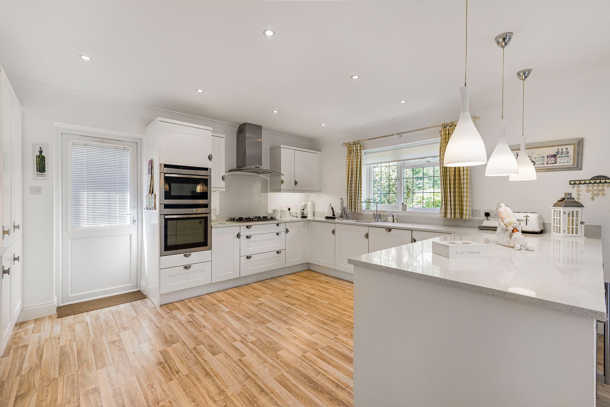 3 bedroom detached bungalow Sale Agreed in Brookmans Park - Photograph 15