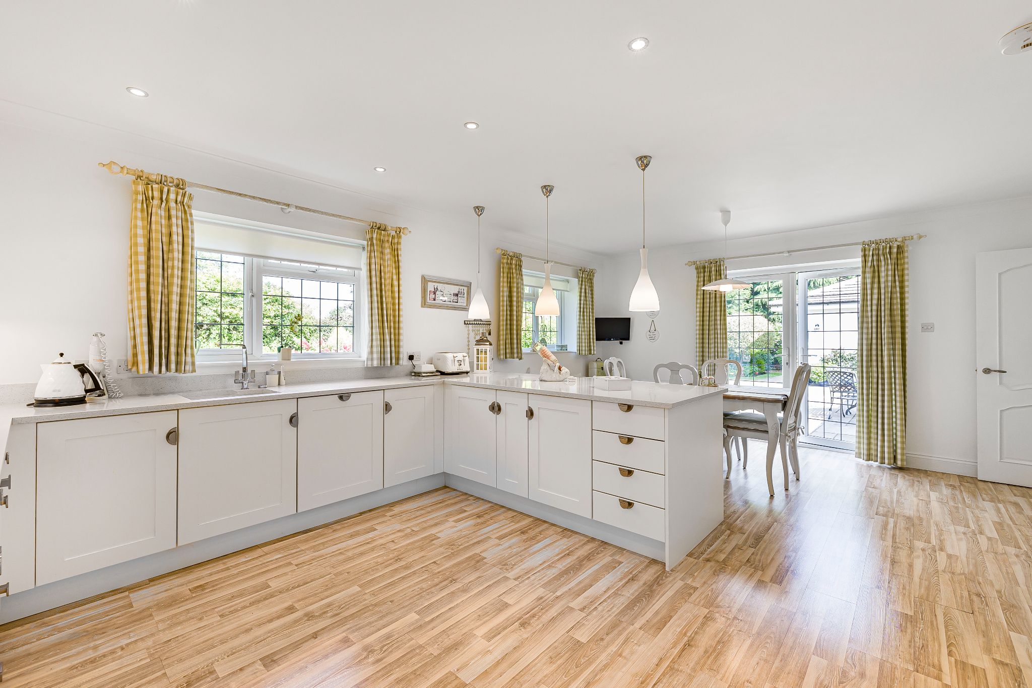 3 bedroom detached bungalow Sale Agreed in Brookmans Park - Photograph 16