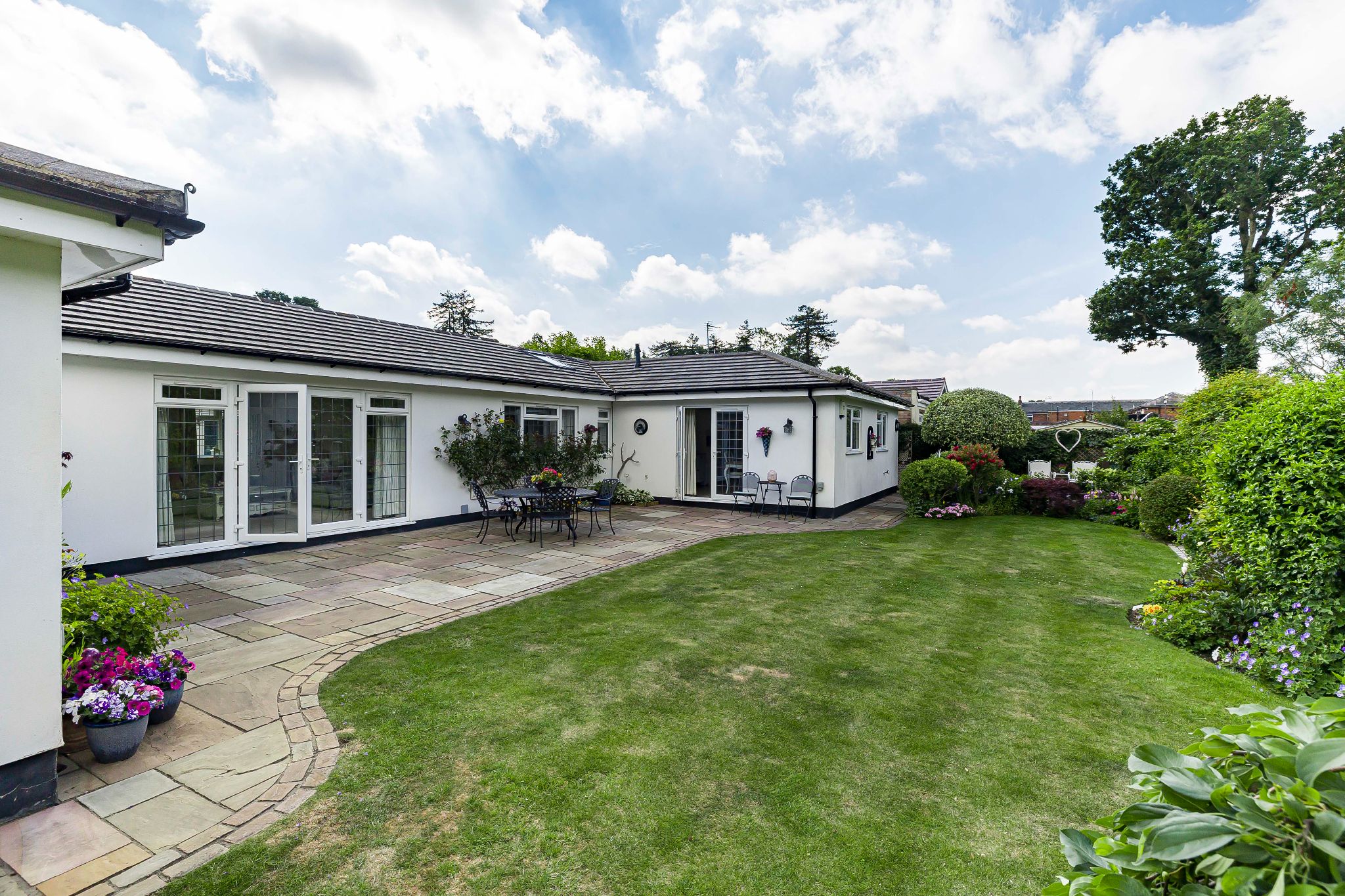 3 bedroom detached bungalow Sale Agreed in Brookmans Park - Photograph 11