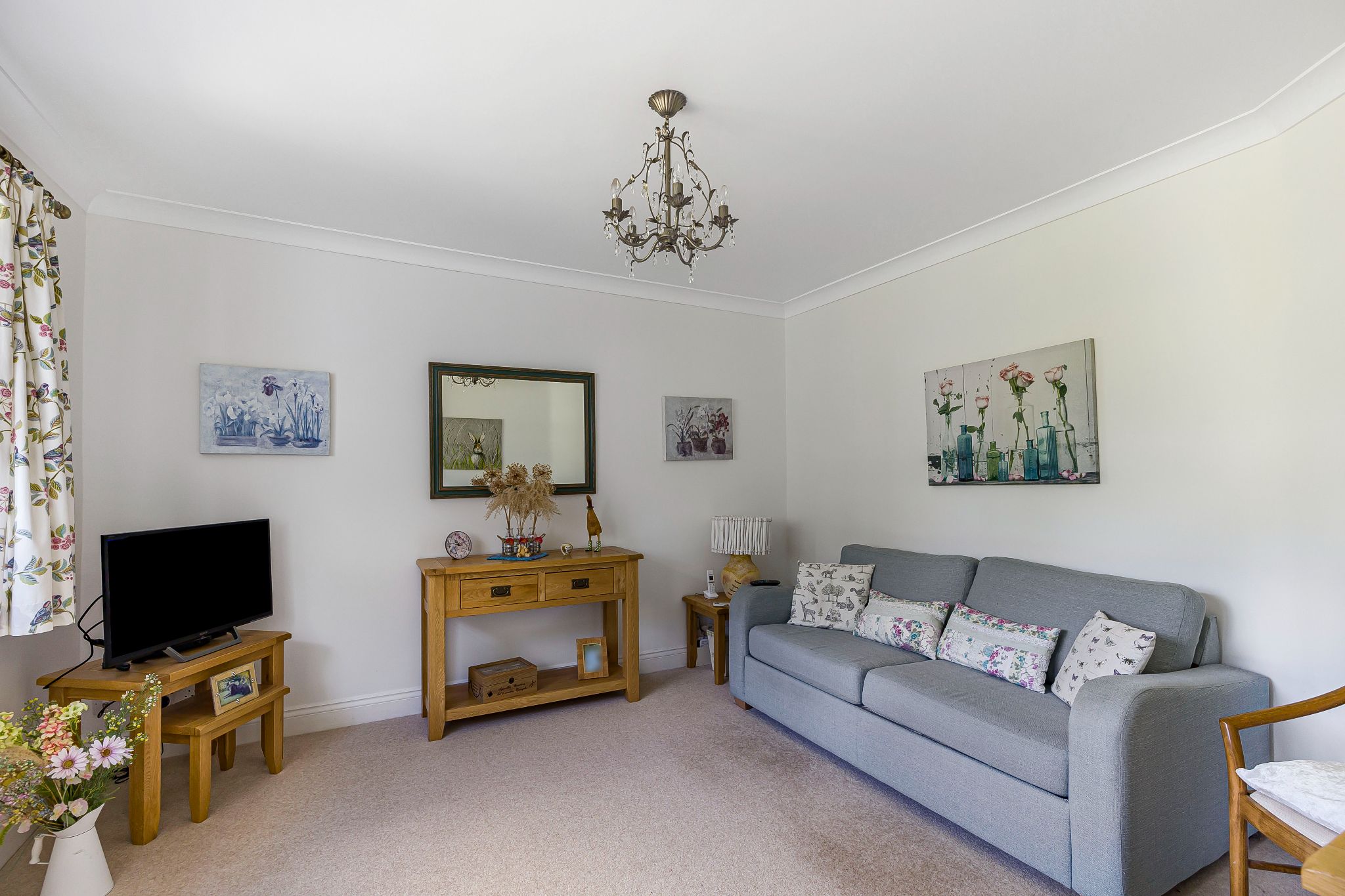 3 bedroom detached bungalow Sale Agreed in Brookmans Park - Photograph 18