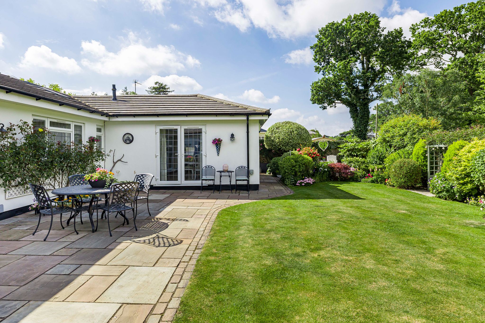 3 bedroom detached bungalow Sale Agreed in Brookmans Park - Photograph 12