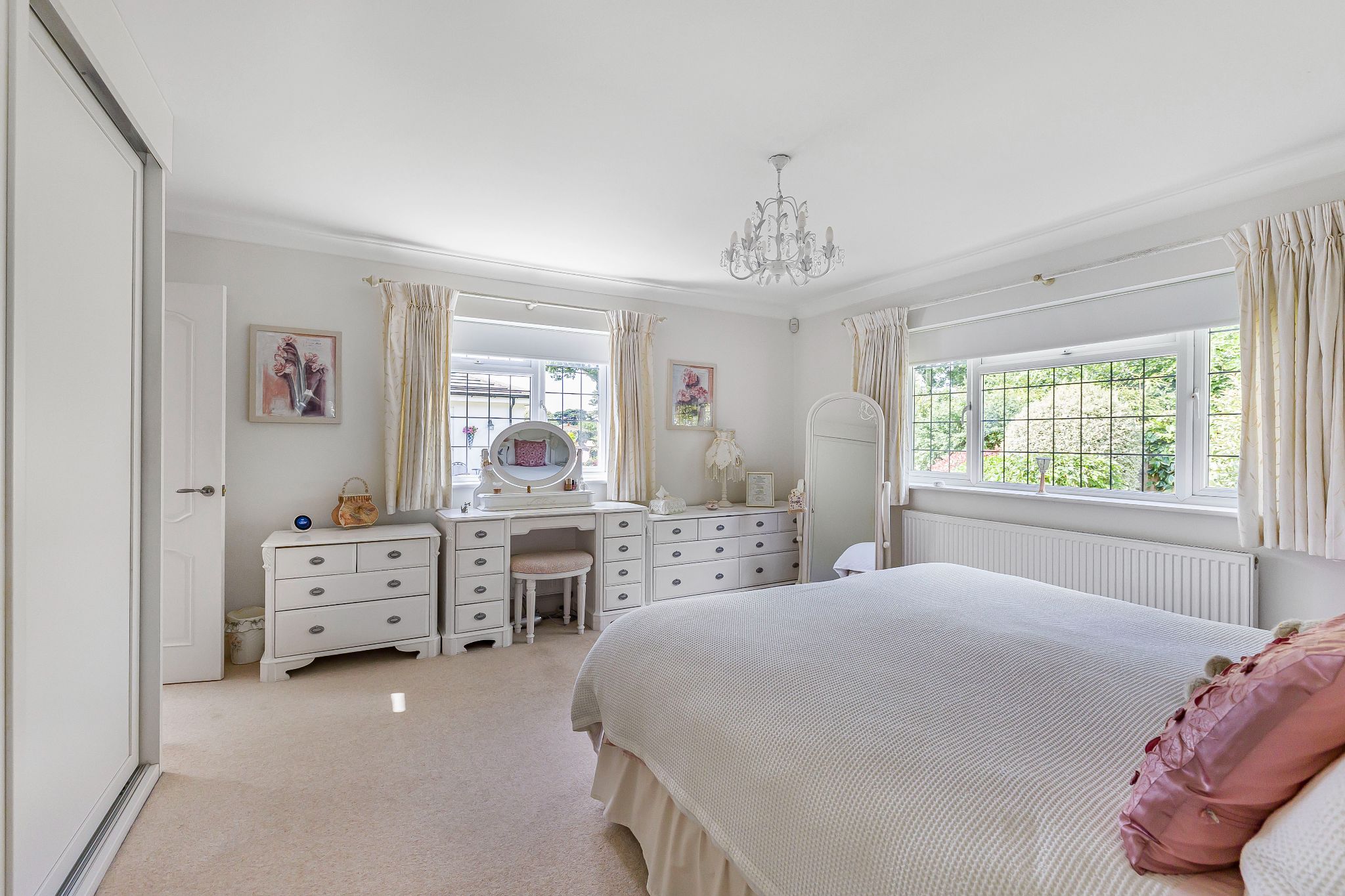 3 bedroom detached bungalow Sale Agreed in Brookmans Park - Photograph 4