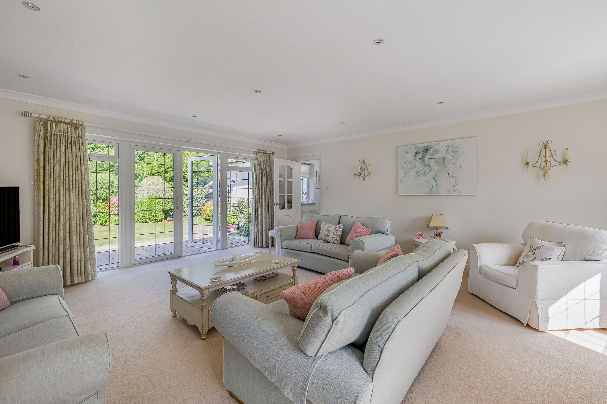 3 bedroom detached bungalow Sale Agreed in Brookmans Park - Photograph 22