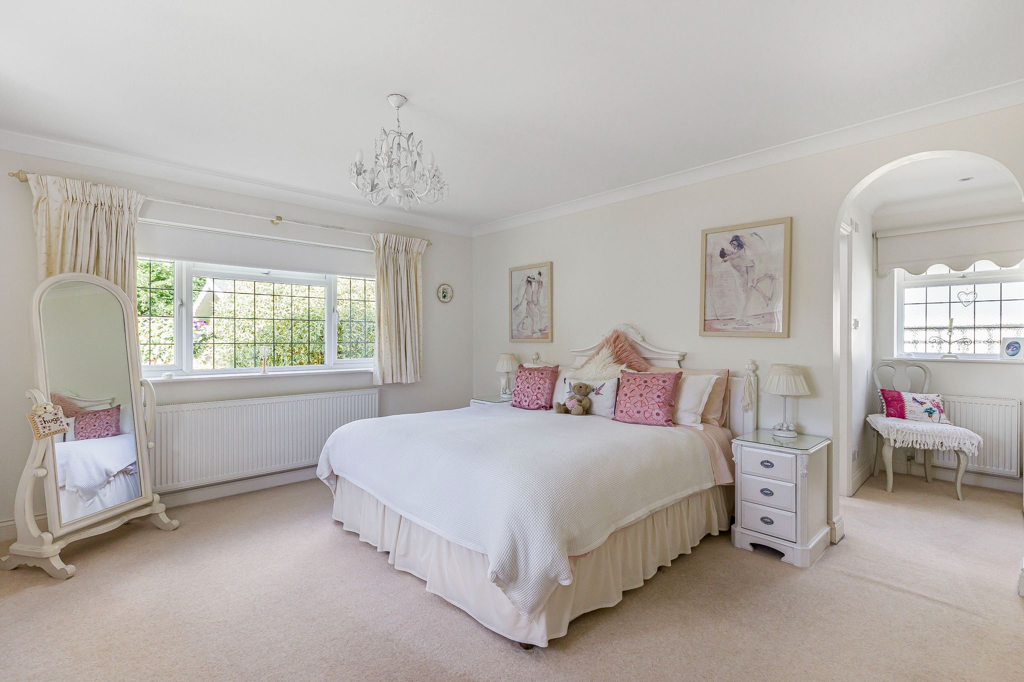 3 bedroom detached bungalow Sale Agreed in Brookmans Park - Photograph 2