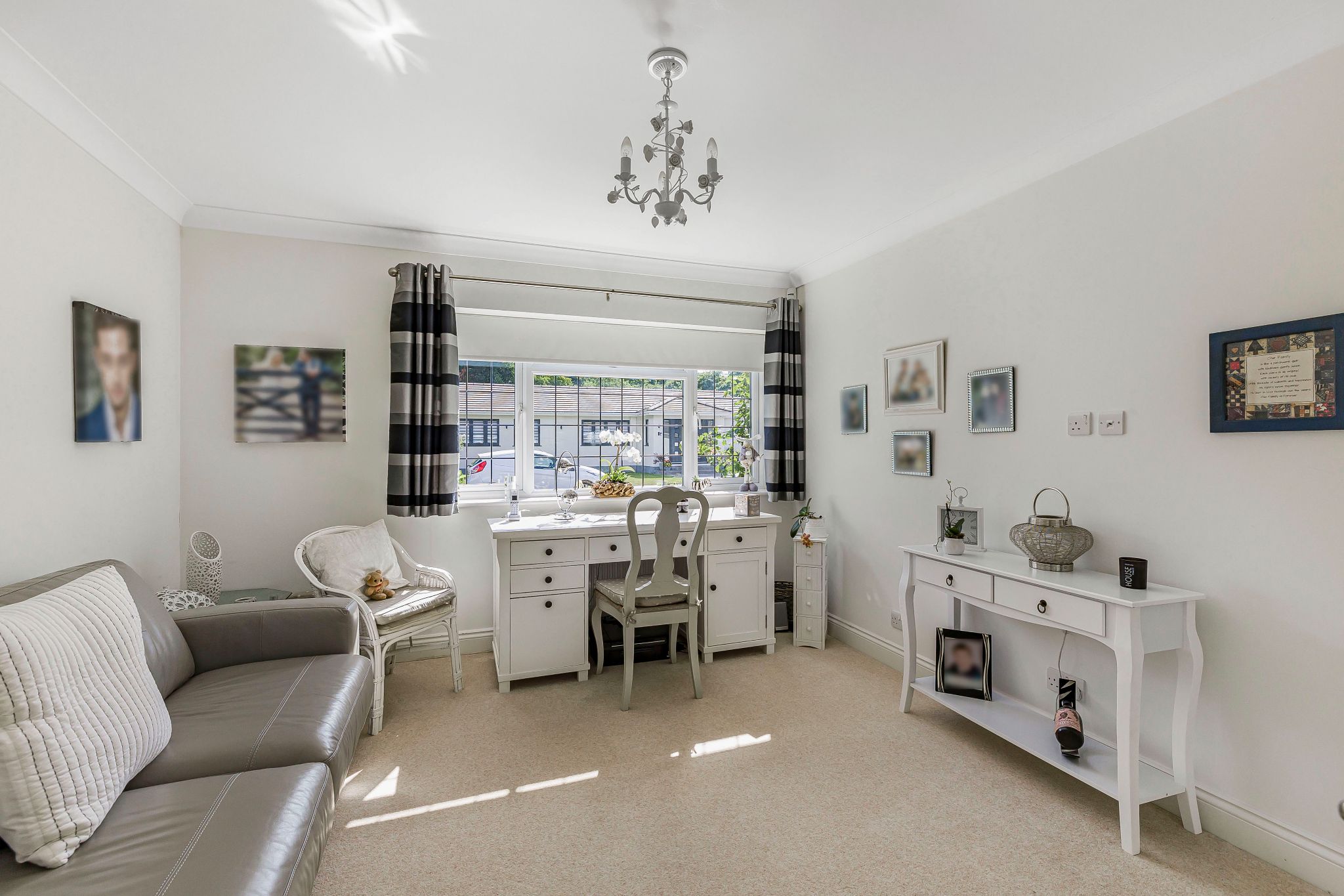 3 bedroom detached bungalow Sale Agreed in Brookmans Park - Photograph 5
