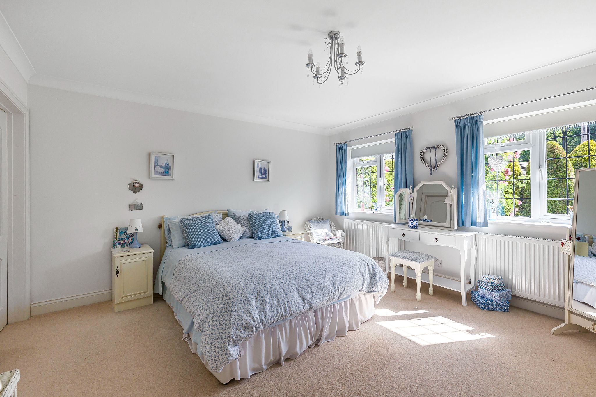 3 bedroom detached bungalow Sale Agreed in Brookmans Park - Photograph 7